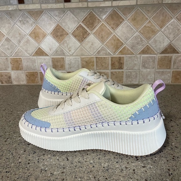 Nicole Miller NWOT Women’s Brita Beige Mist Crochet Sneakers Size 8 - Picture 7 of 9